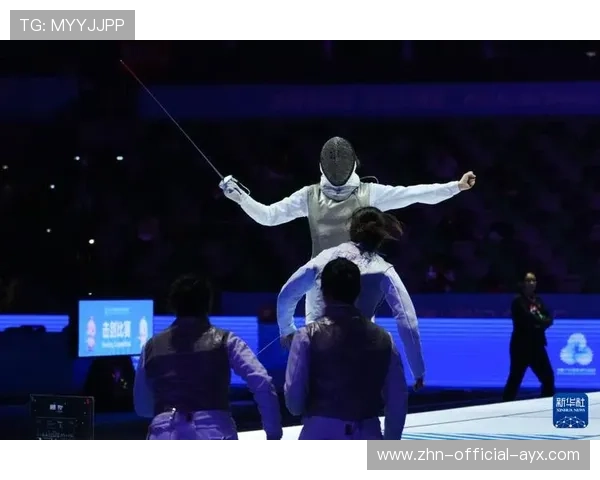 中国击剑队花剑直刺命中目标——在节拍与专注之间绽放胜利的光芒